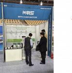 위드가 ‘국제 배터리 엑스포 2025 포항’ 부스에서 EV 폐배터리 고순도 자동 분리 기술을 소개하고 있다(제공=위드)