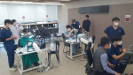 의료진들이 3D 프린팅·가상현실 활용한 해부학 실습을 진행하고 있다
