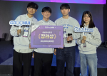 ‘도전! K-스타트업 2025’ 왕중왕전에서 장려상을 수상한 건국대 학생창업기업 그루누이. 왼쪽부터 임경빈(네이티브 CTO), 안영빈(CEO), 홍순빈(백엔드 CTO), 이현아(C