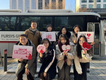 헌혈에 참여한 퍼시스그룹 임직원들이 헌혈버스 앞에서 기념 촬영을 하고 있다(사진=퍼시스그룹)