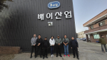 배이산업 영암 공장에서 천세원 대표(왼쪽에서 네 번째) 등 배이산업 관계자들이 말레이시아 바이어인 Protouch Engineering SDN BHD 관계자들과 함께 특수작전용 고