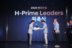 시대건설 임종락 대표이사(오른쪽)가 2026 현대건설 ‘H-Prime Leaders’ 위촉장을 수여받고 있다