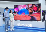 ‘2026 월드IT쇼’ 삼성전자관에서 관람객들이 ‘마이크로 RGB’의 생생한 화질을 체험하고 있는 모습