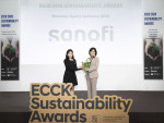 사노피 배경은 대표(오른쪽)가 ‘ECCK 2026 지속가능성 어워드’ DE&I 부문 수상을 기념해 사진 촬영을 하고 있다