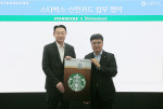 업무협약식에 참석한 박창훈 신한카드 사장(오른쪽)과 손정현 스타벅스 코리아 대표이사가 기념사진을 촬영하고 있다