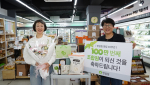 한살림 진해 매장에서 황미애 한살림경남 이사장(오른쪽)이 손유진 100만 번째 조합원에게 선물을 전달하며 기념 촬영을 하고 있다