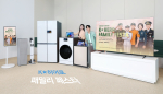 삼성전자 모델이 가정의 달을 맞아 제복 공무원을 대상으로 다양한 혜택을 제공하는 ‘K-히어로 패밀리 페스타’를 소개하고 있다