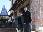 한성정 선수와 아버지 한은범 씨가 함께 미소를 짓고 있다