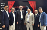 ASLMS 2026에서 세계적 석학 록스 앤더슨 박사(가운데)가 레이저옵텍 부스를 방문해 차세대 혈관 레이저 ‘바스큐라589(VASCURA 589)’에 대한 설명을 들은 뒤 관계자