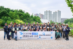 수원 영흥숲공원에서 진행된 시민참여 생태 탐사 프로그램 ‘우리동네 생태탐사꾼 클럽 in 수원’ 참가자들이 단체사진을 촬영하고 있다
