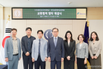 사이버한국외국어대학교 TESOL대학원, 대학원 AI & English학과, 영어학부는 한국초등영어교육학회와 교류협력 협약을 체결했다. 오른쪽 네 번째부터 문휘창 사이버한국외