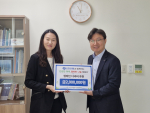 신한은행 방배금융센터가 서초구립중앙노인종합복지관에 후원금 200만원을 전달했다
