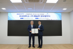 엘솔루는 지난 27일 한성대학교와 산학협력체계 구축 및 AI SW 인재양성 추진을 위한 업무협약을 체결했다. 왼쪽부터 이창원 한성대학교 총장, 문종욱 엘솔루 대표이사