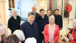 2026년 2월 10일 중국 베이징의 한 지역 식당에서 시진핑 중국 국가주석이 현지 노인들과 이야기를 나누고 있다(사진=CGTN)