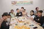 금천피크닉 참여 가족들이 함께 도시락 만들기 활동에 참여하고 있다