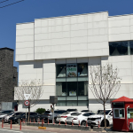 나무시장연구소가 경기 남양주시 카페 ‘라온숨’ 주차장 앞에 식재한 팽나무 R20 14주 중 일부가 건물 외벽을 따라 자리를 잡고 있다. 이번 식재 공사는 여름철 땡볕에 노출된 주차