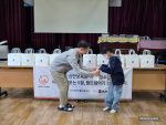 월드쉐어 직원이 신안보육원 아동에게 지원 물품을 전달하고 있다