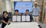 지난 6월 4일 커리어넷과 한국장애인단체총연합회 관계자들이 장애인 취업 지원 서비스 확대 및 고용 지원 협력 강화를 위한 업무협약 체결 후 기념촬영을 하고 있다