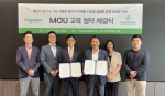 왼쪽부터 이화여대 전자전기공학전공 김정호 교수, 이화여대 전자전기공학전공 최선한 교수, 이화여대 융합전자반도체공학부 강제원 학부장, 슈나이더 일렉트릭 아카데미 손장익 이사, 슈나이