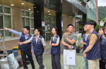한국교육시설안전원 신규직원들이 지난 23일 거제 지역 학교시설을 방문해 교육시설 안전문화 확산 및 선제적 재난 예방을 위한 현장 안전점검을 실시하고 있다