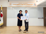 월드쉐어 최순자 이사장(왼쪽)과 강화비에스종합병원 김종영 병원장이 ‘건강한 의료환경 조성을 위한 손세정제 전달식’에서 기념촬영을 하고 있다