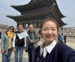 Lee Yu-rim (22, Soongsil University), a YGG member, is taking a commemorative photo with a group of 