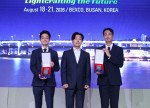 UDC Korea의 이송근 이사(가운데)가 IMID 2026에서 김재성(왼쪽)과 장재민(오른쪽)에게 UDC 혁신 연구상 (Innovative Research Award) 및 선도 