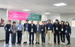 2026 VIDAK ‘말과 초원’ 국제포스터전이 열린 몽골 울란바토르 몽골과학기술대학교(MUST)​ 전시장에서 한국시각정보디자인협회(VIDAK) 노상용 회장과 회원 및 참가자들이 
