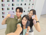 삼성전자 모델이 역대 갤럭시 스마트폰 최다 판매 신기록을 세운 ‘갤럭시 Z 폴드8 울트라·폴드8·플립8’을 소개하는 모습