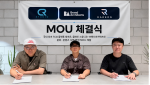 프리미엄 TCG플랫폼 레어온 황현기 대표(오른쪽)와 쿨레인 스튜디오 이찬우 작가(왼쪽), 브랜드아키텍츠 임준영 대표(가운데)가 문화·콘텐츠 사업의 공동 성장을 위한 전략적 업무협약