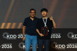 박용찬 박사(오른쪽)가 ‘2026 SIGKDD Dissertation Award’ 러너업(Runner-Up) 선정 후 기념촬영을 하고 있다