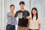 삼성전자 모델이 프리미엄 기능을 갖춘 ‘갤럭시 S26 FE’를 소개하는 모습