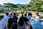 지난 12일 성주 세종대왕자태실을 해설사와 함께 둘러보는 참가자들