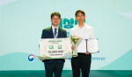 ‘2026 기후에너지환경창업대전’에서 건국대 ‘REBLOCK(리블록)’ 팀이 아이디어 부문 대상을 수상했다. 왼쪽부터 오일영 기후에너지환경부 기후에너지정책실장, 김민찬 REBLOC