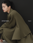 띠서울(THY SEOUL)의 Unbalance 재킷(카키). 에페메라(EPHEMERA)와 함께하는 띠서울의 북미 첫 라인업 중 하나로, 오는 10월 16일 뉴욕 팝업스토어에서 첫 