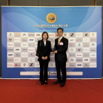 ‘2026 대한민국 신뢰받는 혁신대상’ 시상식에 참석한 UDC Korea의 홍은선 부장(왼쪽)과 김성원 전무