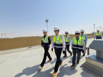 10월 21일(현지 시각 기준) 아랍에미리트(UAE)에 있는 알 다프라(Al Dhafra) 가스화력발전소 건설 현장에 방문한 이재용 삼성전자 회장이 공사 주요 구간을 둘러보고 있다