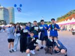 참가자들이 마인드런 5K 마라톤 완주 후 기념 촬영을 하고 있다