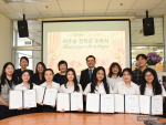 월드쉐어 이주용 장학금 수여식에 참석한 쭐라롱껀대학교 한국어학과 장학생과 교수진, 관계자들이 기념촬영을 하고 있다
