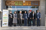 28일 강원특별자치도 양양군 무산지역아동센터에서 열린 ‘KB청소년센터 공간조성 지원사업’ 현판식에서 KB국민은행, 부스러기사랑나눔회, 양양군 등 관계자들이 기념 촬영을 하고 있다(
