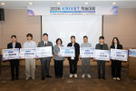 한국직업능력연구원이 10월 1일(목) 여의도 에프케이아이타워에서 ‘2026 KRIVET 학술대회’를 개최했다. 한국직업능력연구원 고혜원 원장(왼쪽에서 네 번째)이 대학원생 논문경진