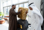 파이살 알 반나이 ATRC 사무총장과 벨훌 알 팔라시 UAE 우주국 의장이 TII가 개발한 EMA 탐사선 모형에 사인을 남기고 있다(제공=TII)