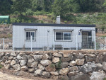 축대 위에 자리한 임시주택 둘레에 낙상을 막기 위한 펜스를 설치한 모습