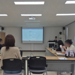 김재석 랜선스퀘어 대표가 10월 13일 경상북도경제진흥원 동부지소에서 온라인 셀러들에게 상품 숏폼 프롬프트 키트 사용법을 설명하고 있다