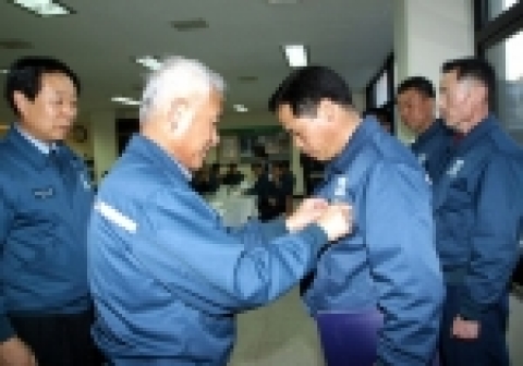 최근 사내 최고기량을 갖춘 사원 12명에게 명인(名人) 자격증을 수여.