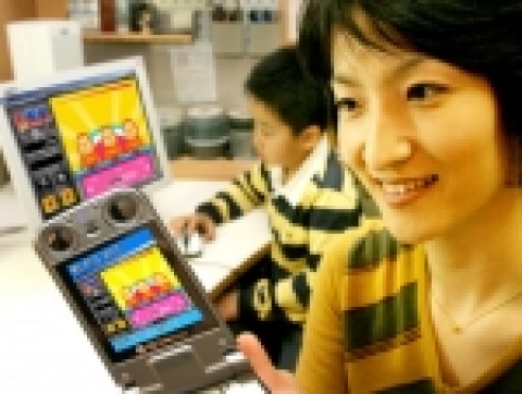 사진은 LG텔레콤 가입자의 자녀가 PC로 게임을 하고 있는 상황을 텔레키퍼 서비스를 통해 파악하고 있는 모습