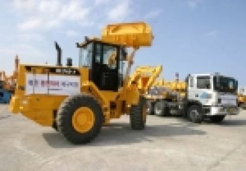 현대중공업 그룹이 북한에 지원할 20톤급 굴삭기.