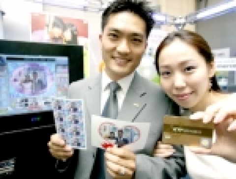 KTF 멤버스 플라자에서 멤버십 마일리지를 이용하여 사진인화 서비스를 이용하고 있는 고객 모습