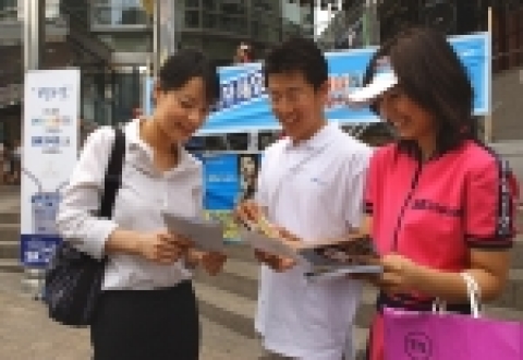 SK텔레콤 임직원과 도우미가 6월 30일 명동 밀리오레 앞에서 고객들에게 안내 전단을 배포하며, 7월 1일부터 KTF 고객도 번호이동이 가능하게 되는 '양방향 번호이동성'에 대해 홍보를 펼치고 있다.