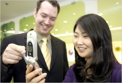 LG전자와 허치슨社의 성공적인 3G폰 런칭을 자축하고 양사간의 돈독한 사업협력 관계를 다지기 위해 『LG-허치슨 3G폰 출하 기념식(LG-Hutchison 3G Phone Launching Ceremony)』을 가졌